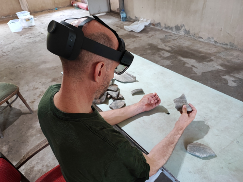 HKU Faculty of Arts Professor Peter J. Cobb compares the 3D model of a virtual pottery sherd with an adjoining real sherd. (Photo credit: HKU Faculty of Arts)

 